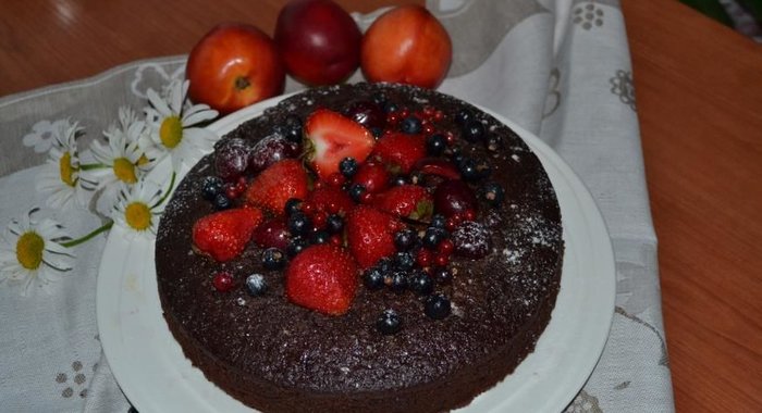 Шоколадный торт с ягодами