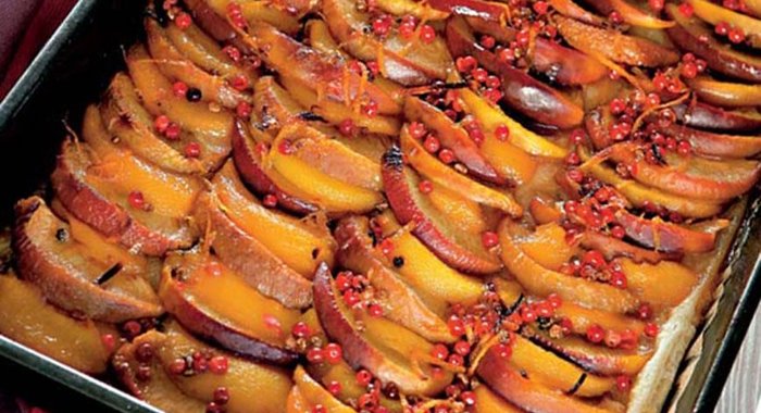 Пирог с нектаринами и розовым перцем