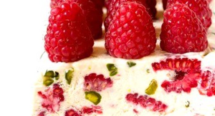 Cемифреддо с малиной и фисташками