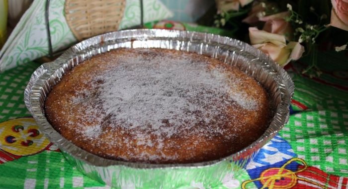 Пирог из кукурузной муки со сливами