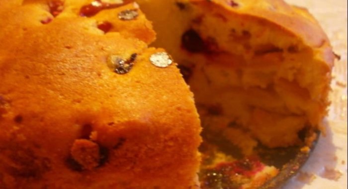 Пирог с яблоками и смородиной