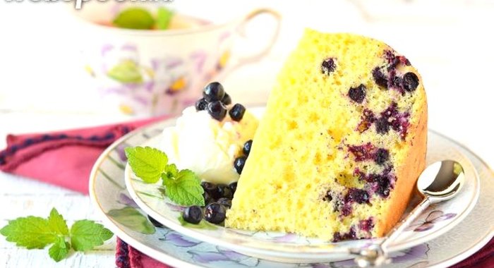 Бисквитный пирог с черникой в мультиварке