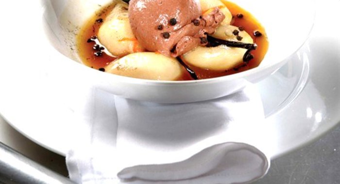 Запеченные груши с шоколадным мороженым и оливковым маслом