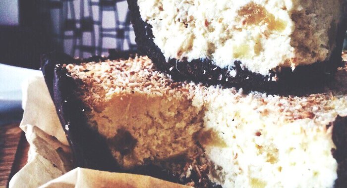 Кокосовый чизкейк с кусочками ананаса