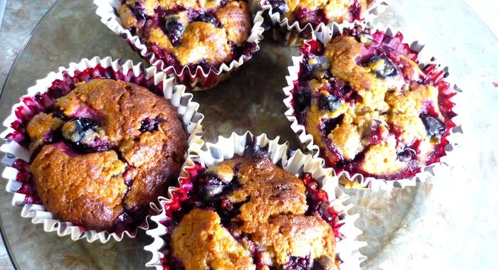 Маффины с морковью и черной смородиной