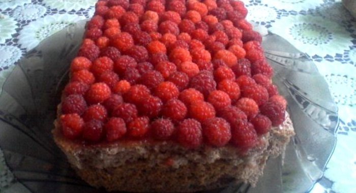 Бисквитный пирог с малиной