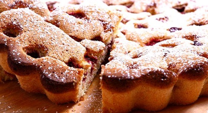 Пирог с малиной и фисташками