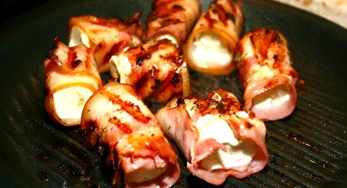 Брынза в беконе