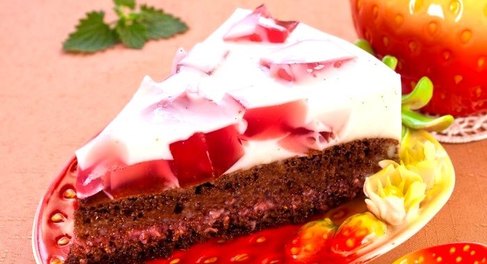 Шоколадный торт с молочно-клубничным желе