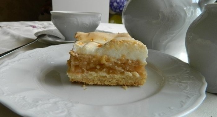 Яблочный пирог с меренгами