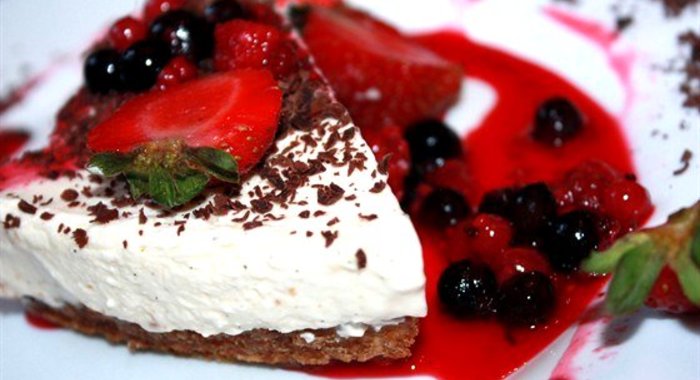 Парфе с соусом из лесных ягод