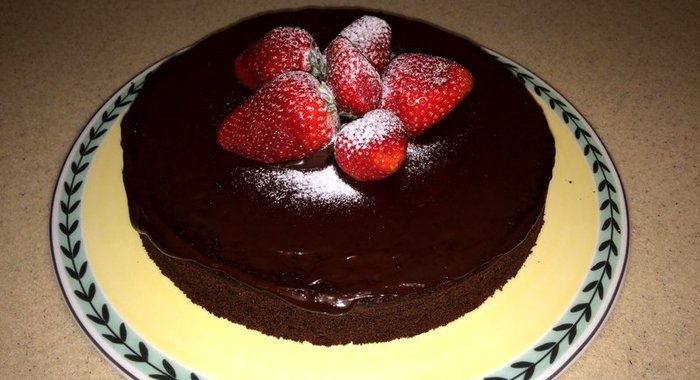 Шоколадный торт с клубникой