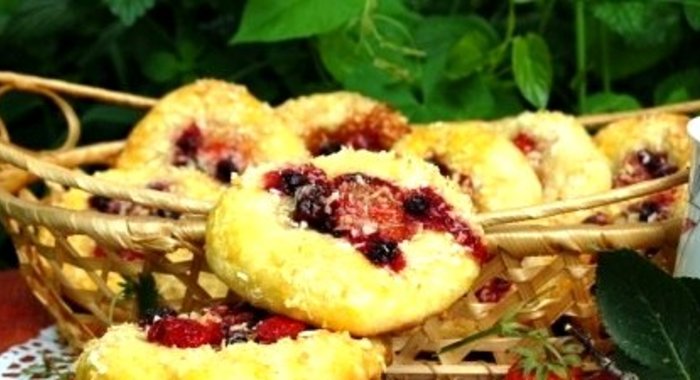 Плюшки творожные с ягодами