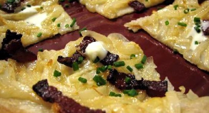 Пирог с беконом и луком