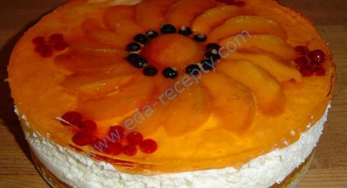 Торт без выпечки с йогуртом и персиками