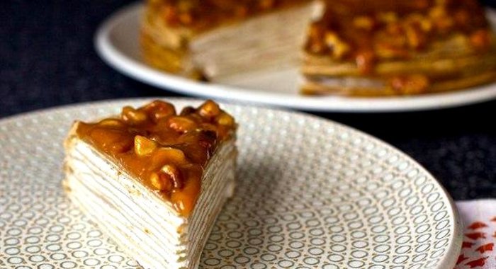 Блинный торт с бананом и ореховой глазурью