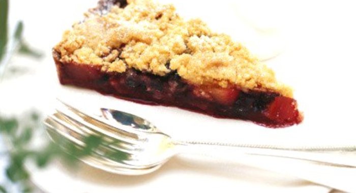 Миндальный крамбл с малиной, нектаринами и красной смородиной