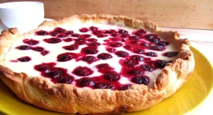 Вишневый пирог с заливкой