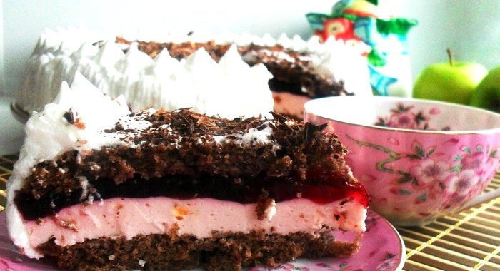 Двухслойный бисквитный торт