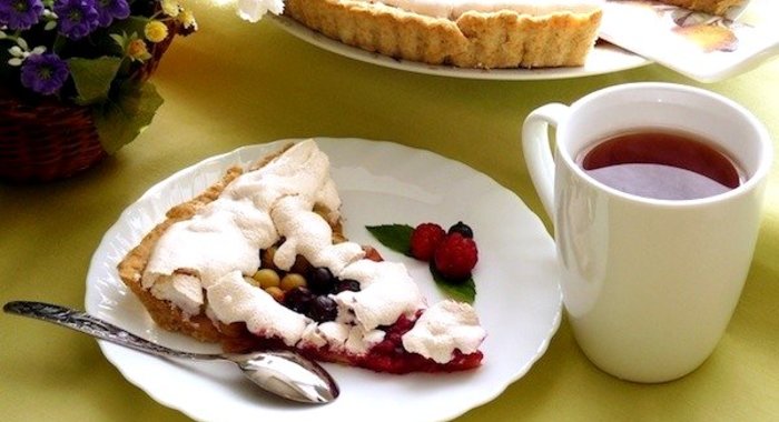 Песочный пирог из свежей ягоды с безе