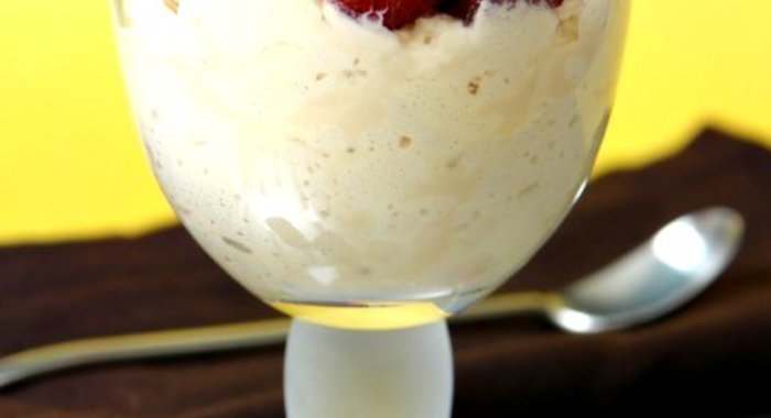 Мусс из белого шоколада с малиной