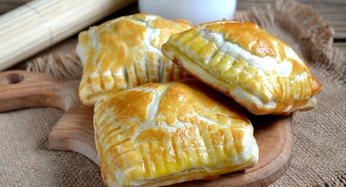 Слойки с вишней из слоеного теста