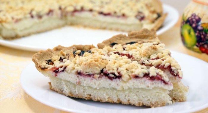 Пирог с клубникой и творогом