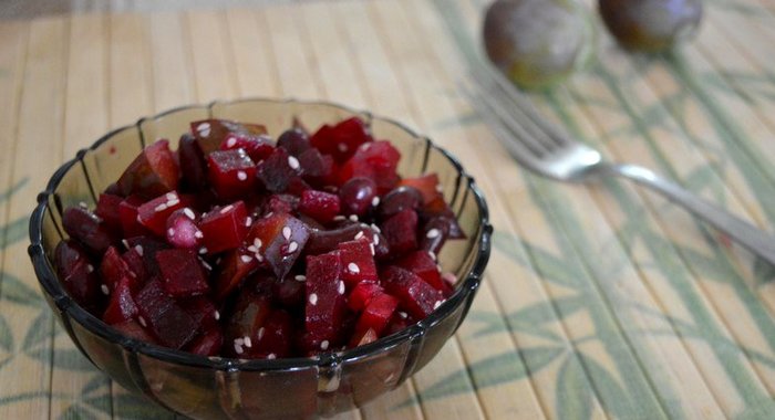 Свекольный салат со свежими сливами