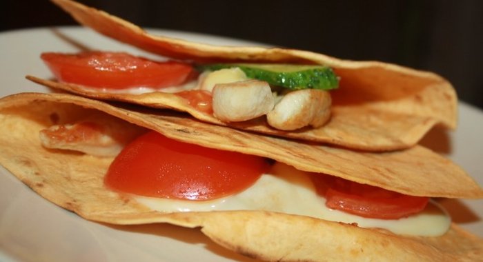 Тортилас с моцареллой, овощами и курицей