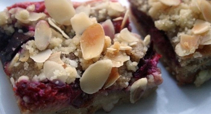 Сливовый крамбл с миндалем