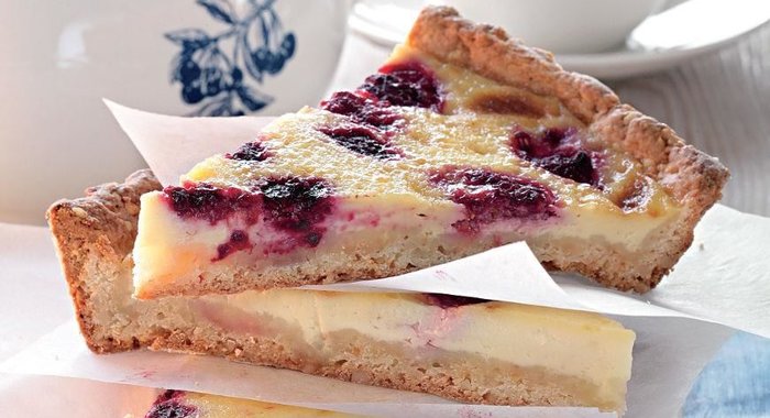 Пирог с малиной из творожного теста