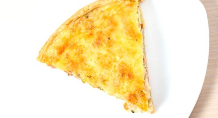 Луковый пирог со сметаной и мускатным орехом