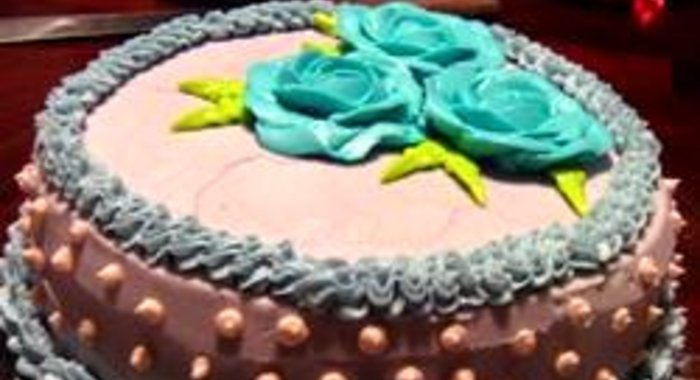 Торт со сливочным кремом, украшенный глазурью