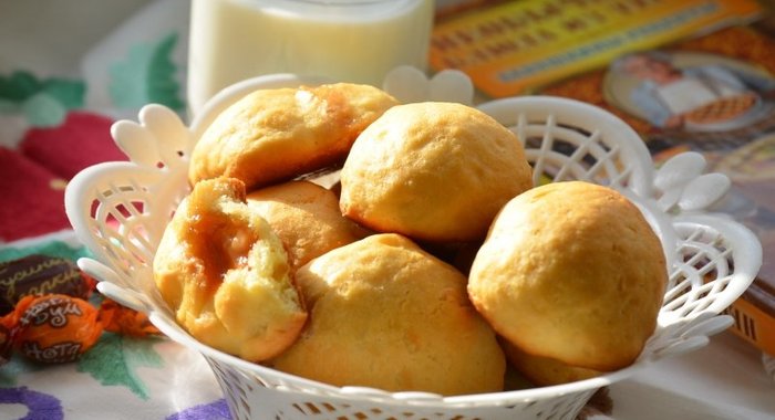Сдобные булочки с карамельной начинкой