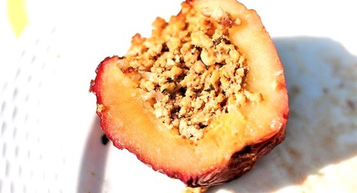 Печеные яблоки с сухофруктами и орехами