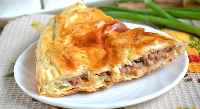 Пирог мясной из слоеного теста