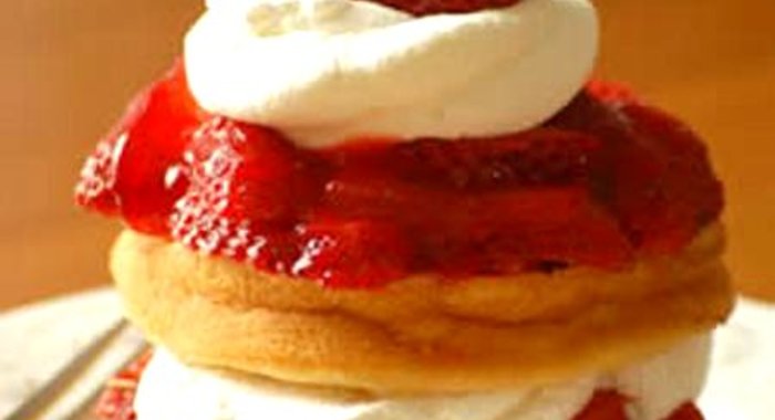 Простой клубничный пирог со сливками