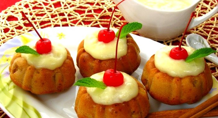 Маффины с яблоками и корицей под ванильным соусом