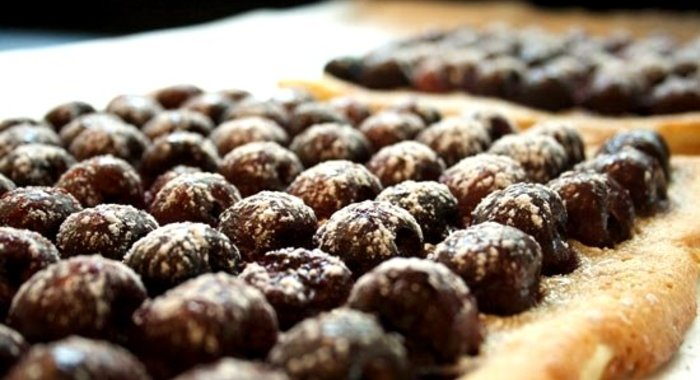 Пирог с вишней из слоеного теста