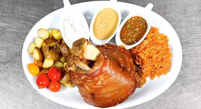 Свиная рулька с тушеной капустой и картофелем