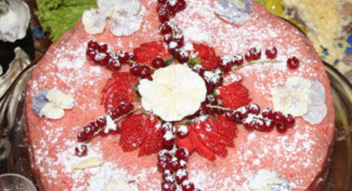 Клубничный торт с засахаренными цветами