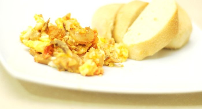 Омлет с шампиньонами и помидорами