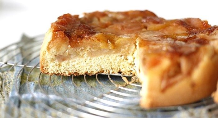 Шарлотка с карамелизированными яблоками