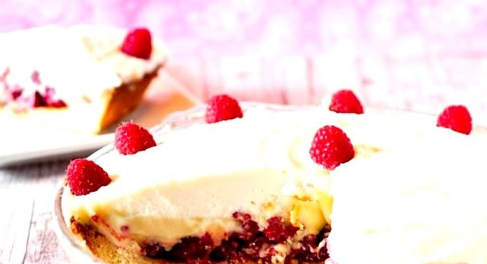 Пирог с малиной и ванильным кремом