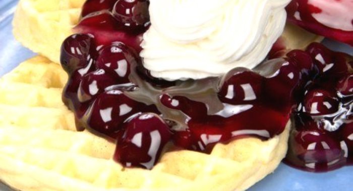 Вафли из пахты с миндально-вишневым соусом и взбитыми сливками