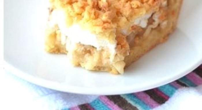 Пирог с яблоками и белковым кремом
