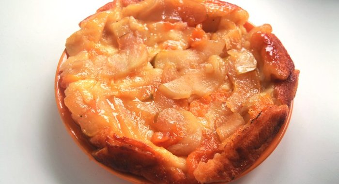 Тарт с карамелизованными фруктами на сметанном тесте