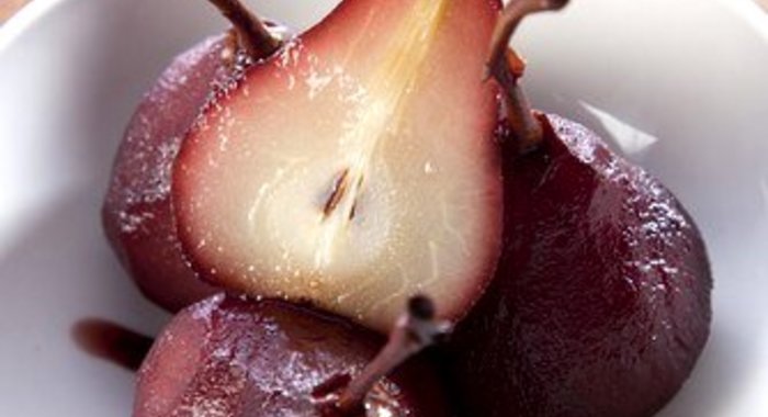 Груши, припущенные в мускате с лавровым листом и корицей