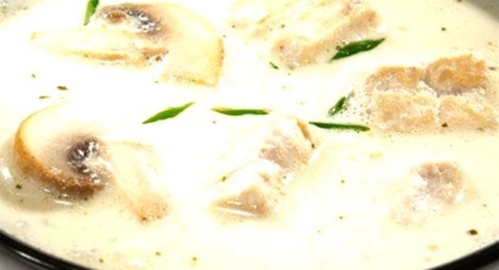 Острый суп с курицей, кокосовым молоком и корнем галангала