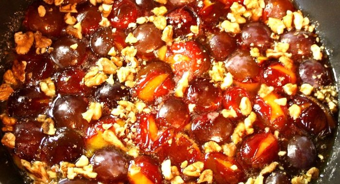 Пирог-перевертыш со сливами и грецкими орехами